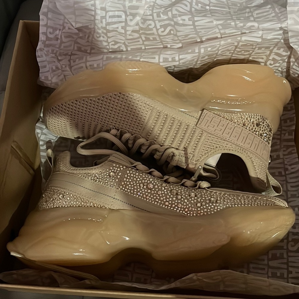 Tan Steve maddens